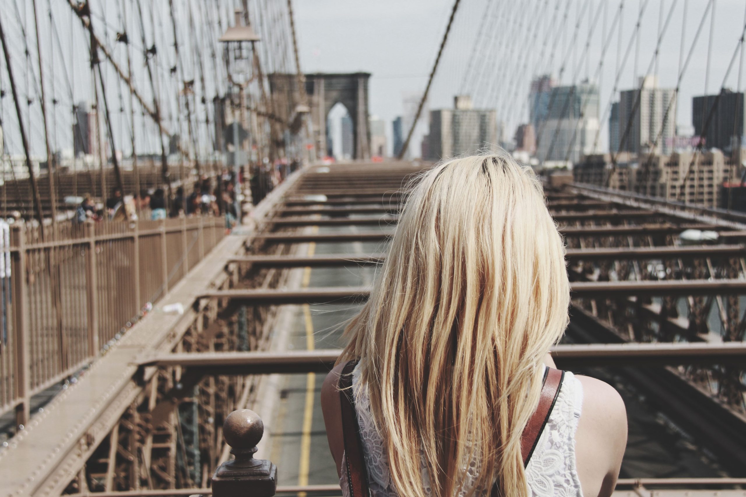 Давай светлые волосы. Красивая девушка в замке светлые волосы атмосферно. Женщина на мосту картина.